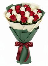 Букет Микс из красных и белых роз в Качуге