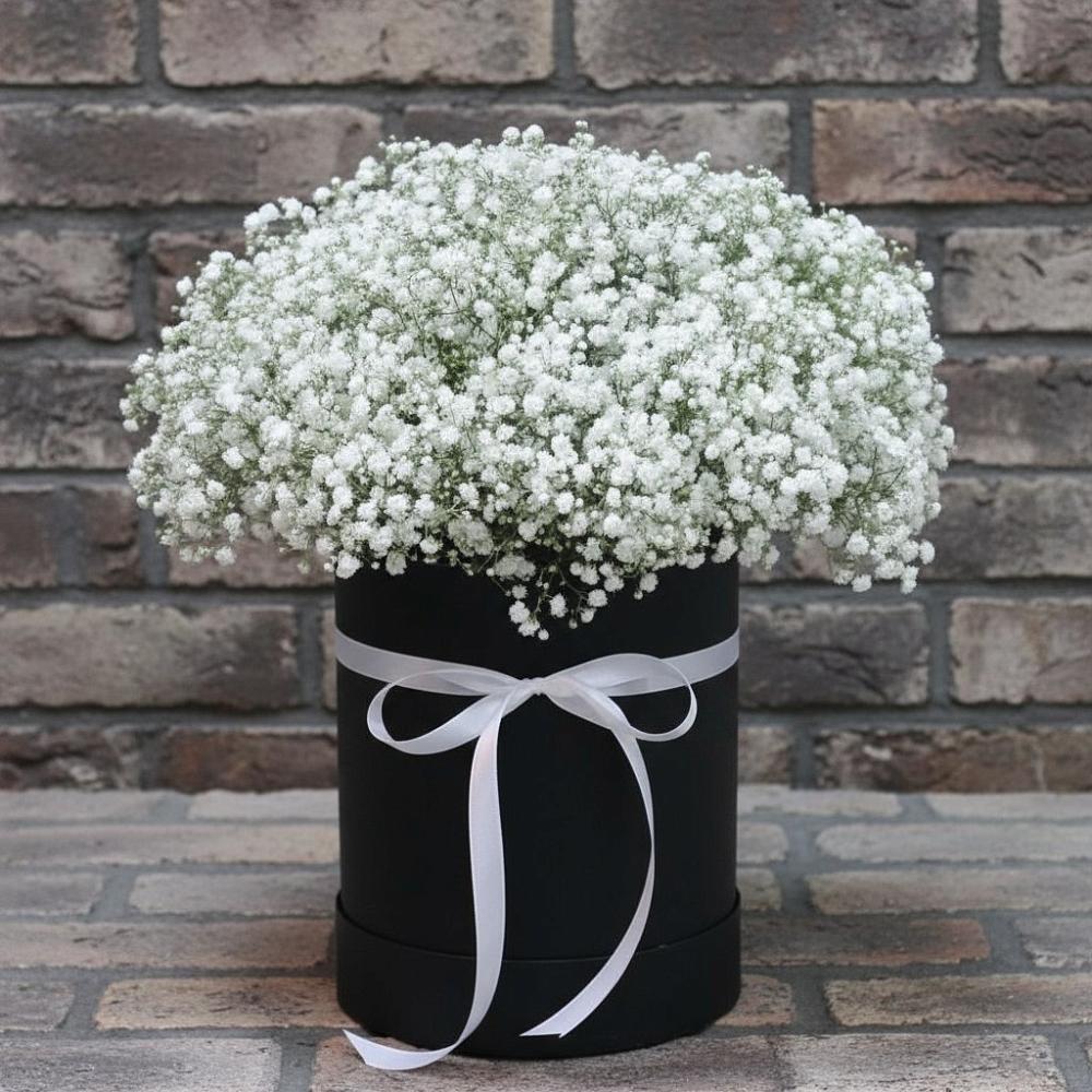 Цветочная композиция из Гипсофила в шляпной коробке в Качуге