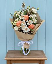 Букет цветов из:  Альстромерии, Лизиантусы, Розы и Хризантемы в Качуге
