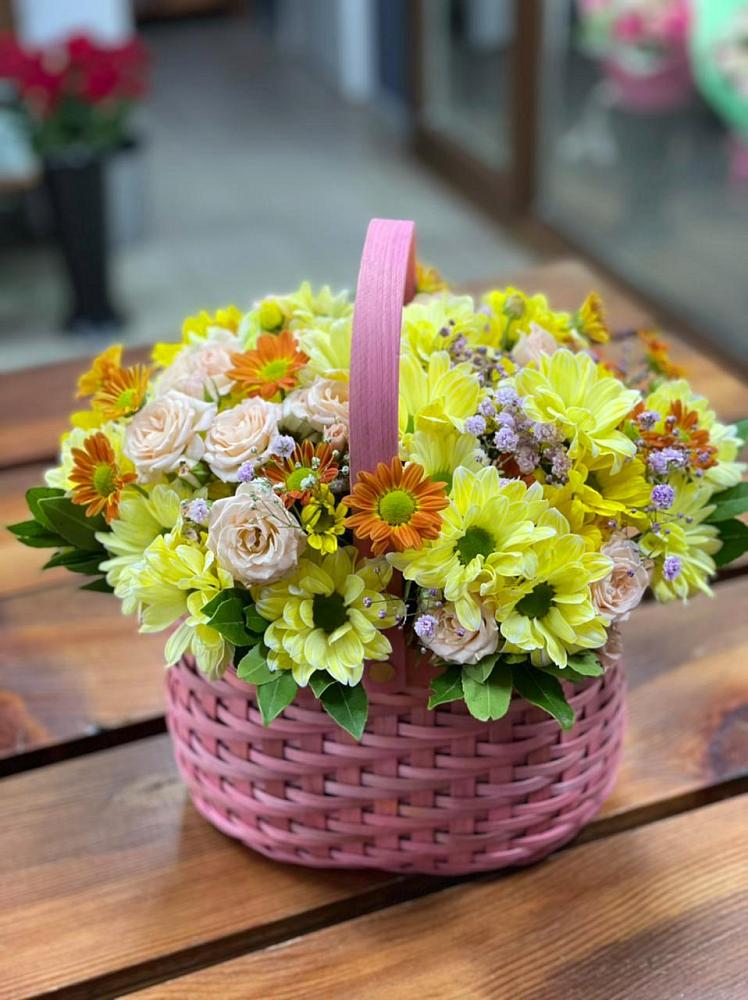 Цветочная композиция из Хризантемы и Розы в корзине в Качуге