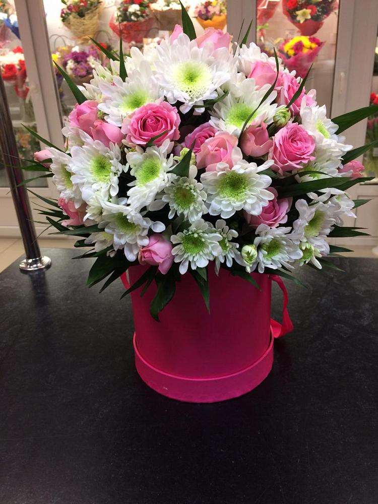 Цветочная композиция из Розы и Хризантемы в шляпной коробке в Качуге