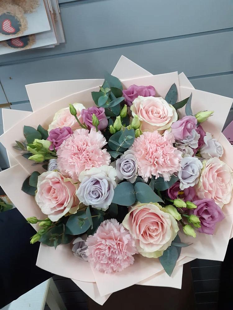 Букет цветов из: Розы, Гвоздики и Лизиантусы в Качуге