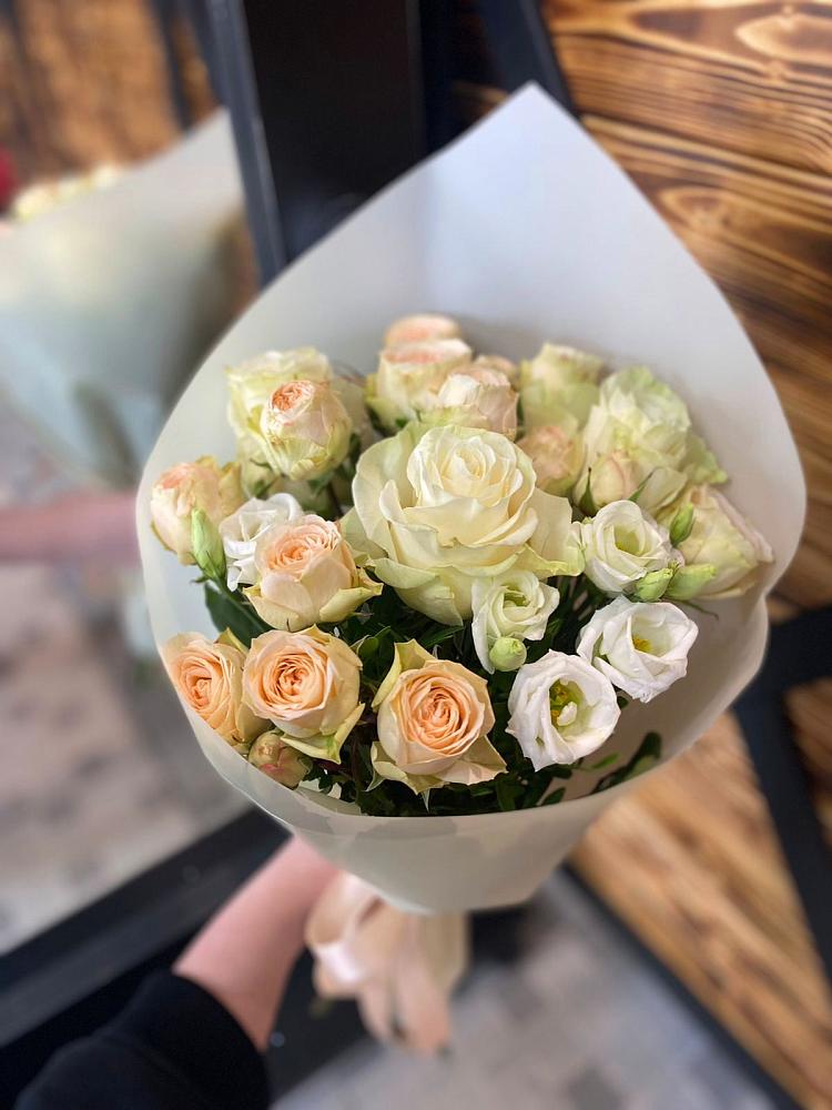 Букет цветов из: Розы и Лизиантусы в Качуге